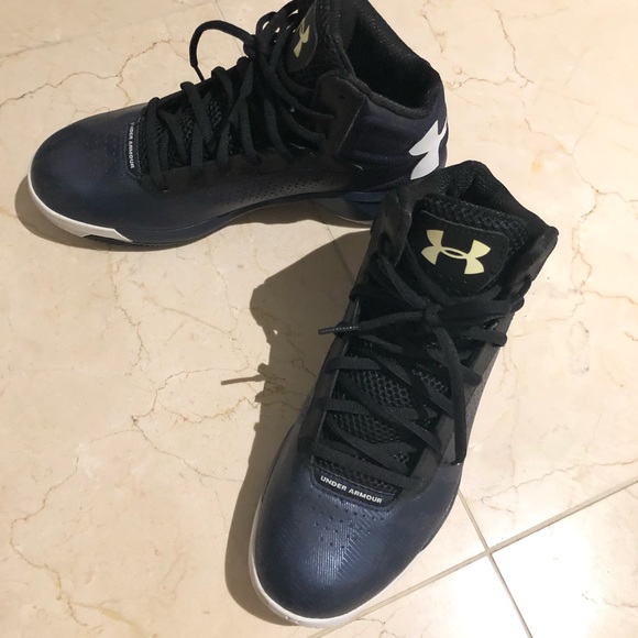 NEVER BEEN WORN WOMENS BASKETBALL SHOES - Picture 5 of 5